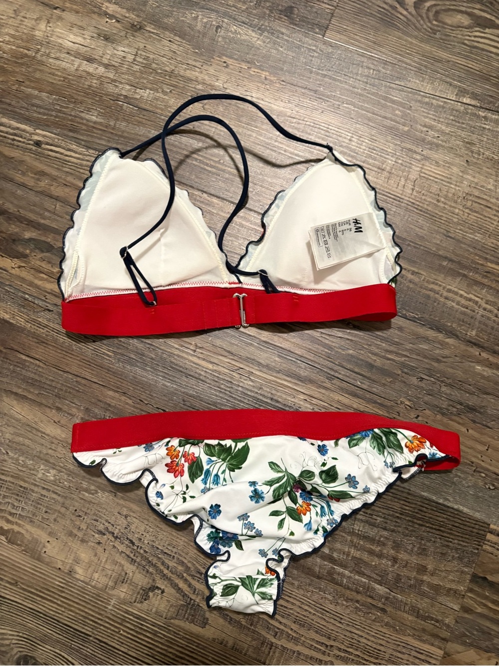 H&M Women’s Swimming Suit $13.00 Top is Size 6 and Bottoms Size 4 - Picture 2 of 7